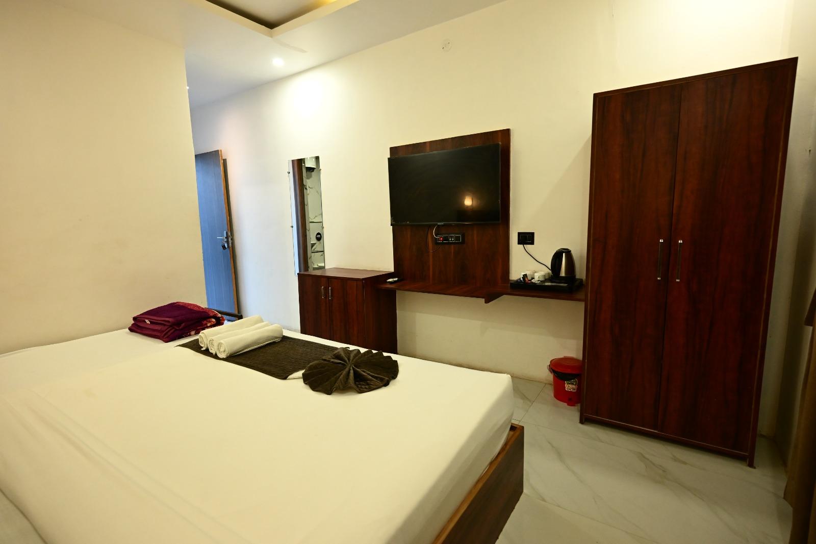 Triple Room with wooden furniture