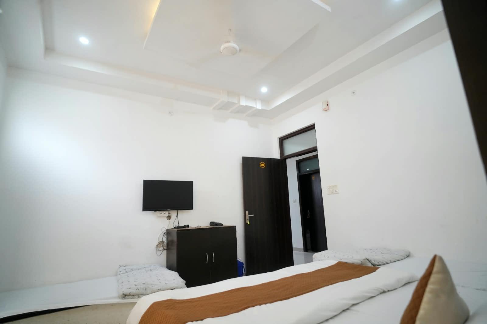 Deluxe Quad Room view 3